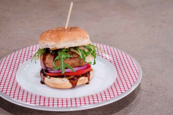 BURGER KOTOΠΟΥΛΟ ΜΕ ΚΑΠΝΙΣΤΗ ΓΑΛΟΠΟΥΛΑ & ΞΙΔΑΤΗ BBQ ΣΟΣ - ΣΕΦ ΣΤΟΝ ΑΕΡΑ