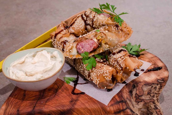 HOT DOG ΣΕ ΧΩΡΙΑΤΙΚΟ ΦΥΛΛΟ ΜΕ ΠΡΑΣΟ & ΚΑΡΟΤΟ - ΣΕΦ ΣΤΟΝ ΑΕΡΑ