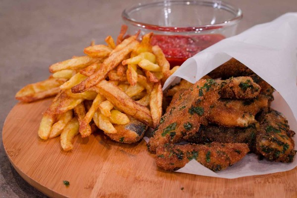 ΕΛΛΗΝΙΚΟ FISH & CHIPS ΜΕ ΣΑΡΔΕΛΕΣ - ΣΕΦ ΣΤΟΝ ΑΕΡΑ