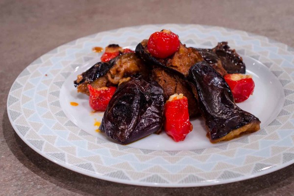 ΜΟΣΧΑΡΑΚΙ ΡΑΓΟΥ ΜΕ ΜΕΛΙΤΖΑΝΕΣ & ΓΕΜΙΣΤΕΣ ΠΙΠΕΡΙΤΣΕΣ - ΣΕΦ ΣΤΟΝ ΑΕΡΑ