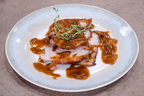 ΚΟΤΣΙ ΧΟΙΡΙΝΟ ΣΤΗ ΓΑΣΤΡΑ ΜΕ ΠΟΡΤΟΚΑΛΙ, ΠΕΤΙΜΕΖΙ & ΚΥΜΙΝΟ - ΣΕΦ ΣΤΟΝ ΑΕΡΑ