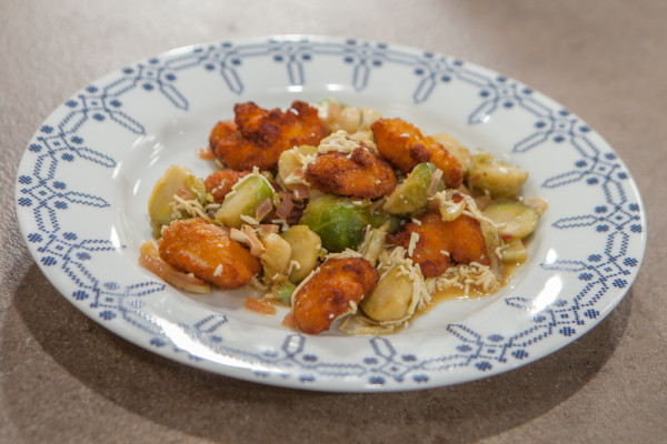 ΖΕΣΤΗ ΣΑΛΑΤΑ ΜΕ ΛΑΧΑΝΑΚΙΑ ΒΡΥΞΕΛΛΩΝ, ΠΑΝΑΡΙΣΜΕΝΕΣ ΚΟΤΟΜΠΟΥΚΙΕΣ & ΤΥΡΙ - ΣΕΦ ΣΤΟΝ ΑΕΡΑ