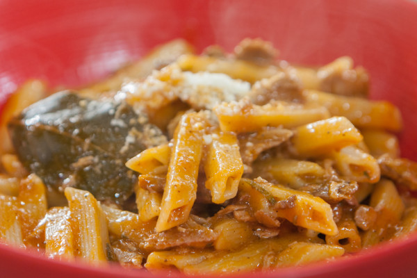 ΠΕΝΝΕΣ ΜΕ ΜΟΣΧΑΡΑΚΙ ΡΑΓΟΥ, ΔΕΝΔΡΟΛΙΒΑΝΟ & ΤΡΙΜΜΕΝΟ ΤΥΡΙ - ΣΕΦ ΣΤΟΝ ΑΕΡΑ