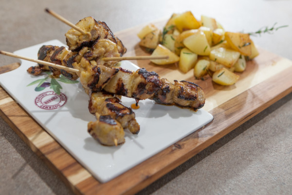 ΣΟΥΒΛΑΚΙΑ ΑΠΟ ΜΠΟΥΤΙ ΚΟΤΟΠΟΥΛΟΥ ΜΕ ΜΟΥΣΤΑΡΔΑ ΜΕ ΜΕΛΙ & «ΙΤΑΛΙΚΕΣ» ΠΑΤΑΤΕΣ ME ΔΕΝΔΡΟΛΙΒΑΝΟ - ΣΕΦ ΣΤΟΝ ΑΕΡΑ