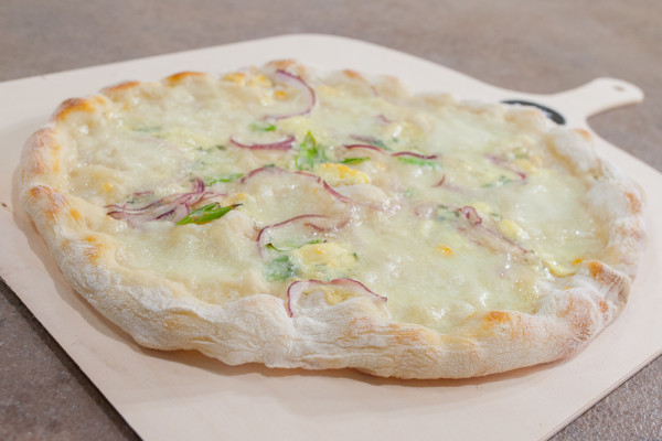 PIZZA BIANCA ΜΕ MΠΛΕ ΤΥΡΙ ΔΑΝΙΑΣ & ΚΡΕΜΜΥΔΙ - ΣΕΦ ΣΤΟΝ ΑΕΡΑ