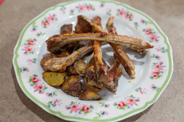 ΑΡΝΙΣΙΑ ΠΑΪΔΑΚΙΑ ΜΕ BABY ΠΑΤΑΤΕΣ & ΑΡΩΜΑΤΙΚΟ ΒΟΥΤΥΡΟ ΜΕ ΑΝΤΖΟΥΓΙΕΣ - ΣΕΦ ΣΤΟΝ ΑΕΡΑ