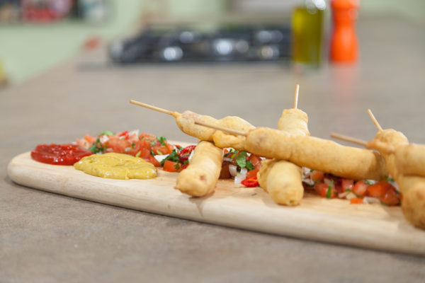 CORN DOGS (ΤΗΓΑΝΗΤΑ ΠΙΡΟΣΚΙ ΜΕ ΚΑΛΑΜΠΟΚΑΛΕΥΡΟ) - ΣΕΦ ΣΤΟΝ ΑΕΡΑ