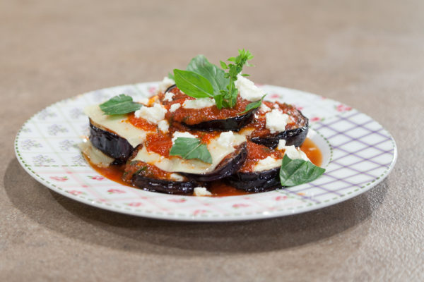 ΜΕΛΙΤΖΑΝΕΣ ΜΕ KOKKINH ΣΑΛΤΣΑ BBQ & HAVARTI - ΣΕΦ ΣΤΟΝ ΑΕΡΑ