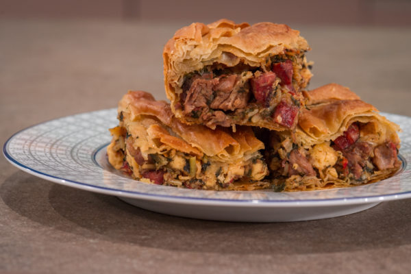 ΚΕΦΑΛΟΝΙΤΙΚH ΚΡΕΑΤΟΠΙΤΑ ME XΩΡΙΑΤΙΚΟ ΛΟΥΚΑΝΙΚΟ - ΣΕΦ ΣΤΟΝ ΑΕΡΑ