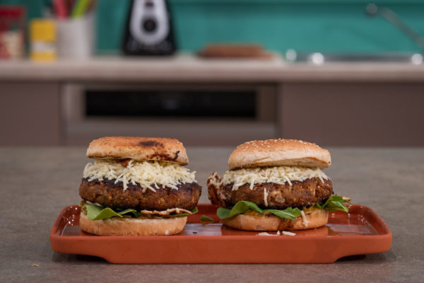 ΠΙΚΑΝΤΙΚΟ BURGER ΘΕΣΣΑΛΟΝΙΚΗΣ - ΣΕΦ ΣΤΟΝ ΑΕΡΑ