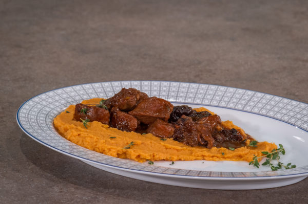 ΧΟΙΡΙΝΟ ΜΕ ΔΑΜΑΣΚΗΝΑ ΣΙΓΟΨΗΜΕΝΟ ΣΕ ΤΕΝΤΟΥΡΑ & ΜΑΥΡΟΔΑΦΝΗ - ΣΕΦ ΣΤΟΝ ΑΕΡΑ