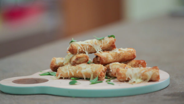 SPRING ROLLS ΜΕ ΠΟΥΡΕ ΠΑΤΑΤΑΣ ΣΤΟ ΦΟΥΡΝΟ ΜΕ ΜΟΤΣΑΡΕΛΑ & ΨΗΤΟ ΧΟΙΡΙΝΟ ΜΕ ΜΥΡΩΔΙΚΑ - ΣΕΦ ΣΤΟΝ ΑΕΡΑ